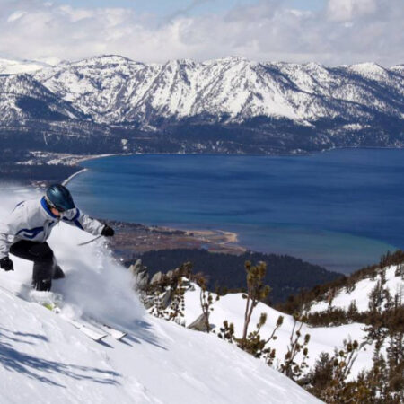 Seorang snowboarder menghabiskan 15 jam terjebak di gondola ski di resor Lake Tahoe