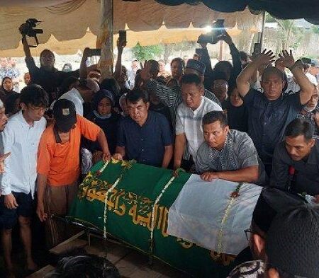 VIDEO Hujan Deras dan Isak Tangis Keluarga Warnai Pemakaman Almarhum Rizal Ramli di TPU Jeruk Purut – Tribunnews.com