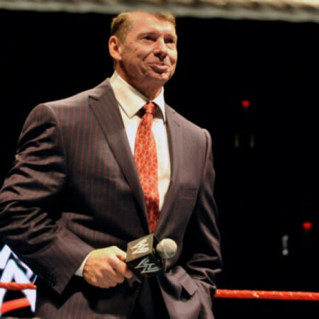 Ikon gulat Vince McMahon mengundurkan diri dari WWE setelah mantan karyawannya mengajukan gugatan pelecehan seksual
